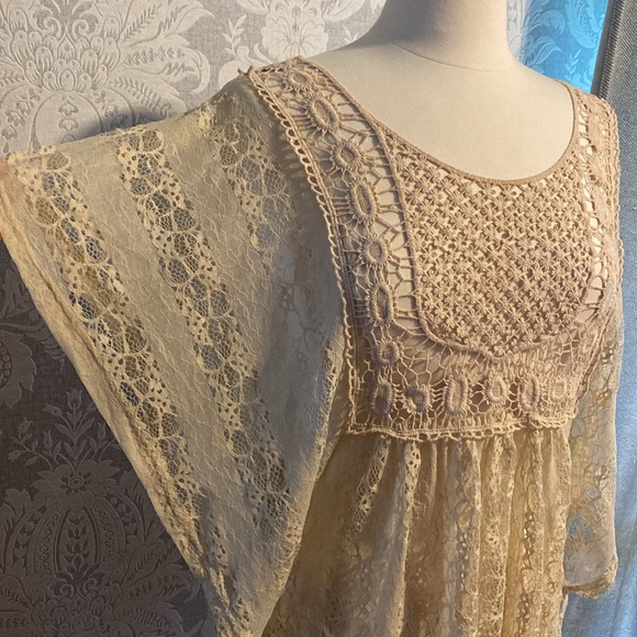 Lace top crème, beige, short sleeves, see-through, gorgeous size small - Picture 3 of 9